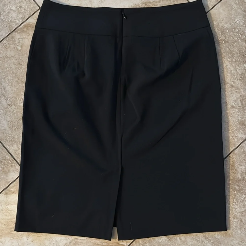 Elegant Black Skirt with Ruffle Detail - Picture 4 of 10